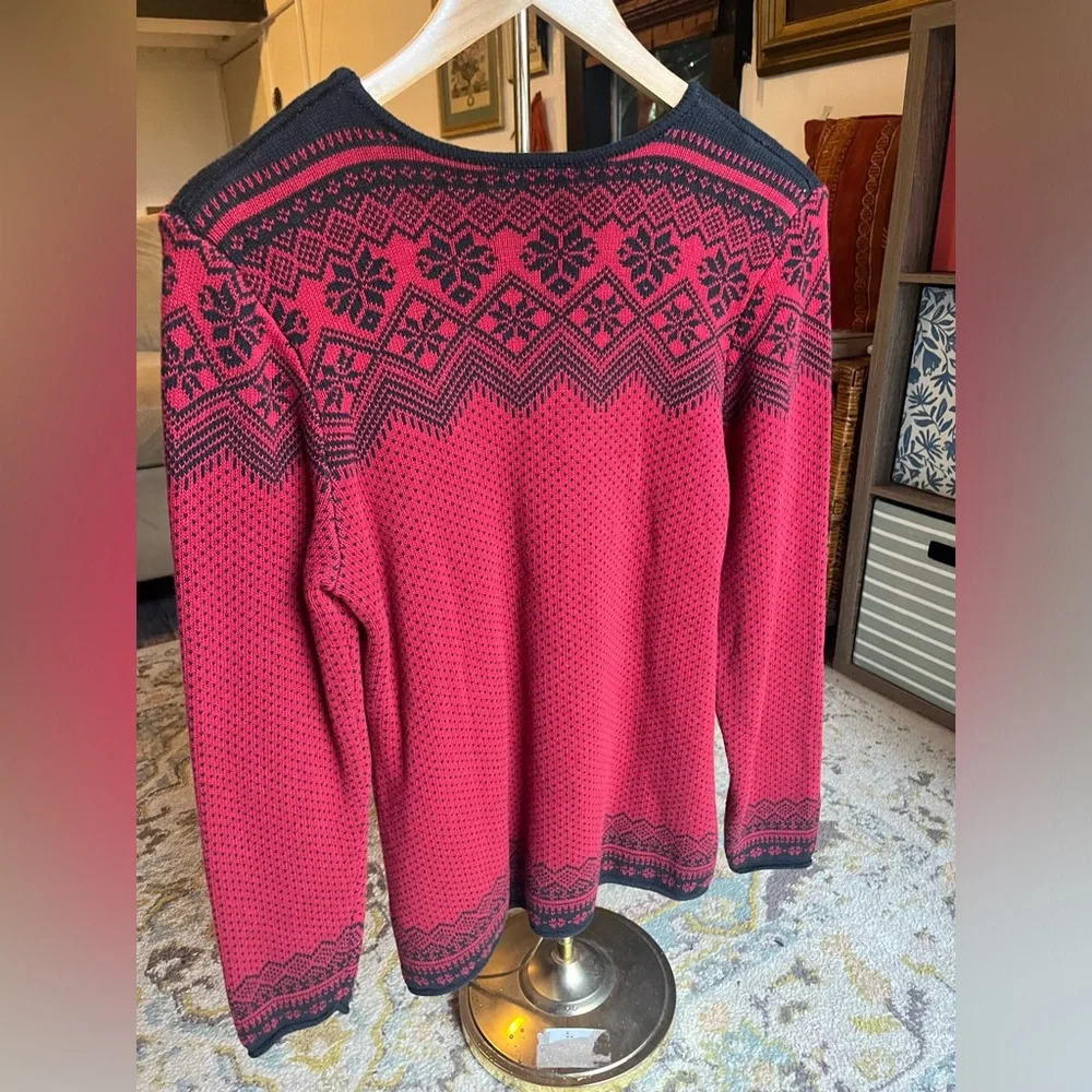 NorthStyle Cotton snowflake sweater size small